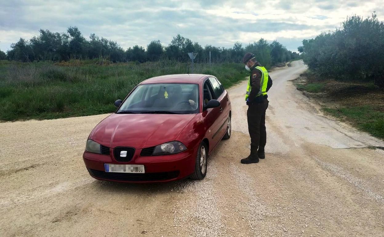 Control a un vehículo en una camino rural.
