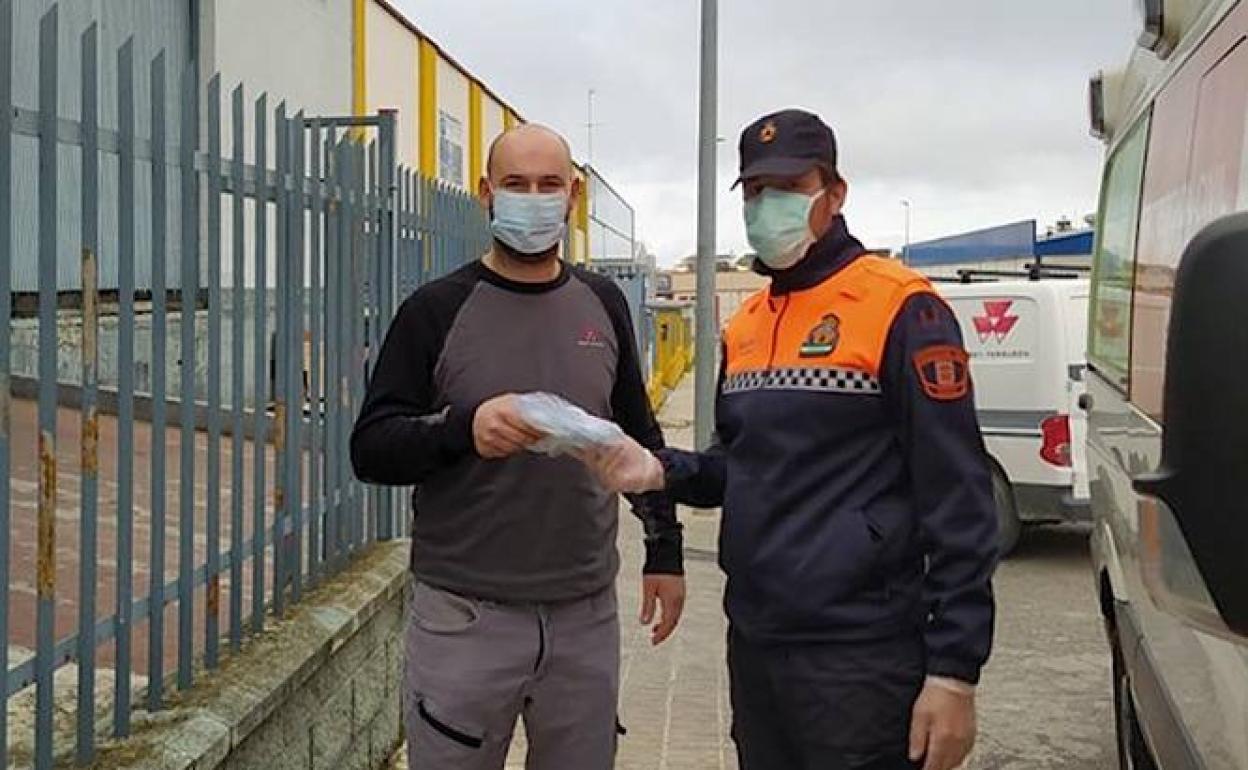 Reparto de mascarillas en empresas del polígono.