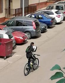 Imagen secundaria 2 - Trabajos en el taller de costura y reparto de mascarillas en bicicleta.