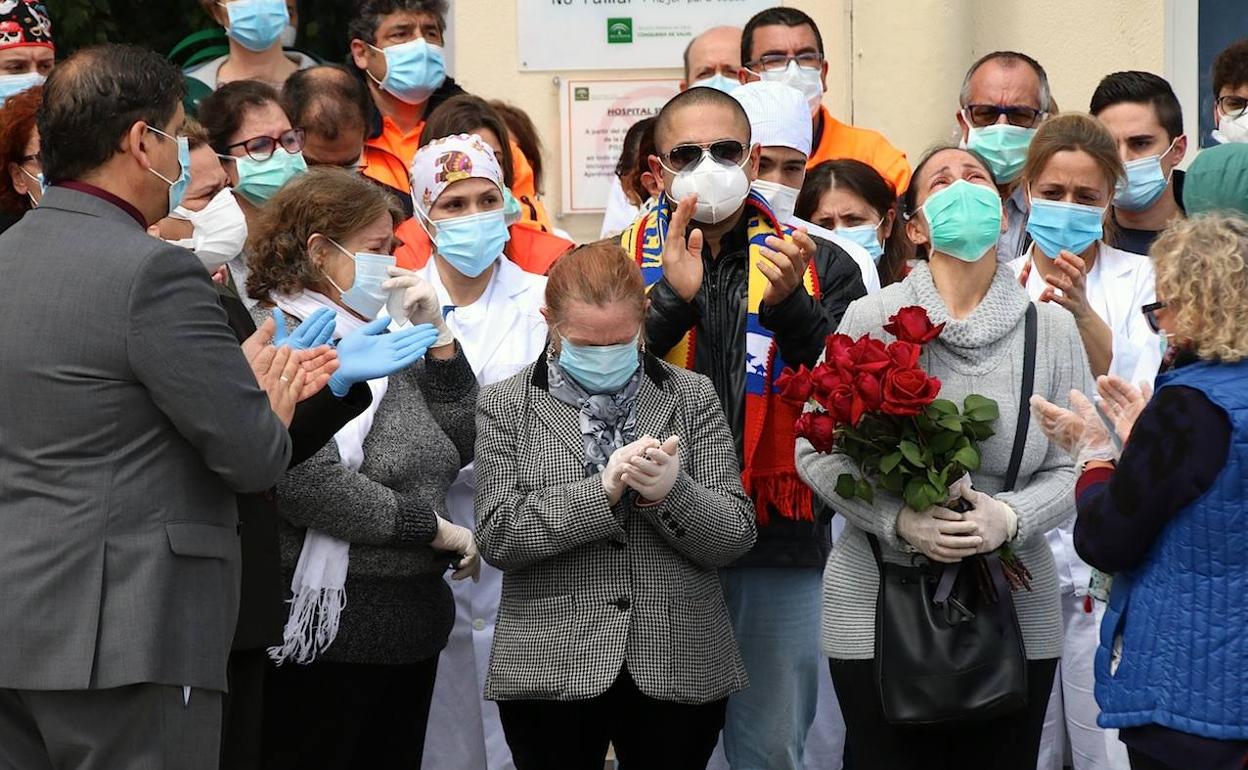 Aplausos para el médico mientras su esposa mira al cielo.
