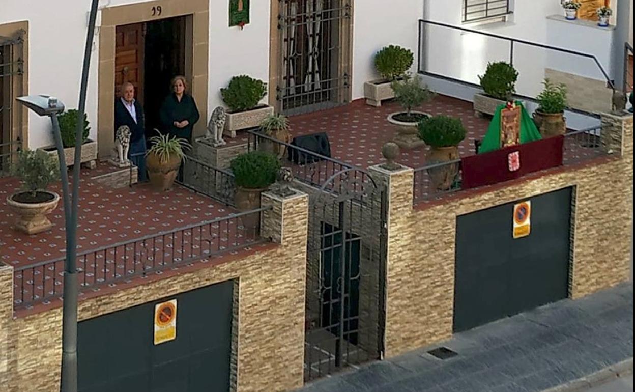 Un pequeño altar en el lugar donde se recibe tradicionalmente a la patrona.