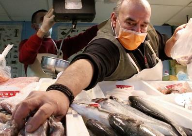 Imagen secundaria 1 - Vista del interior del mercado, una pescadería y un pequeño altar a Santa Rita.