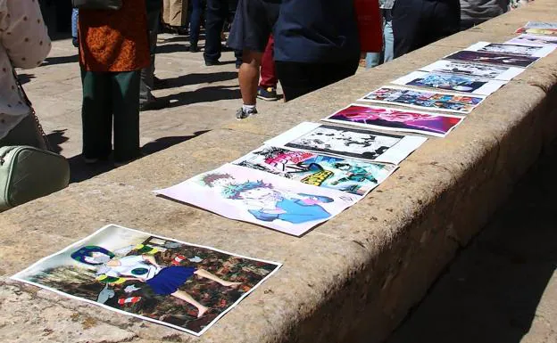 Compañeros de la Escuela de Arte han mostrado los dibujos de Adrián durante la concentración en Úbeda.