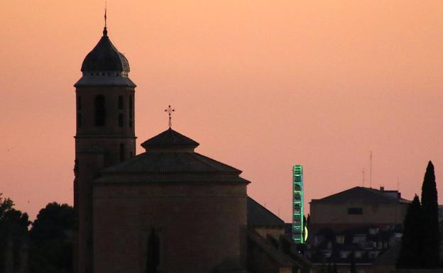 Vista de la noria tras la Capilla del Salvador.