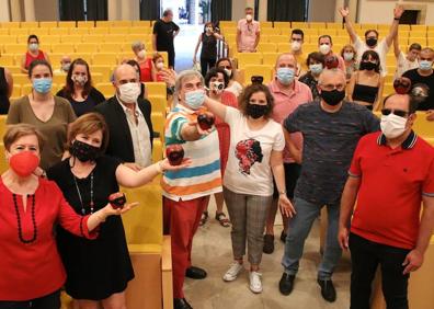 Imagen secundaria 1 - Nati Villar con el premio y los alumnos celebrándolo en la distancia.