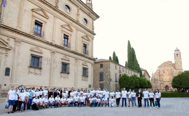 Imagen principal - Voluntarios de la Noche del Patrimonio y dos perspectivas de San Lorenzo, que acogió el espectáculo de Luis Miguel Cobo.