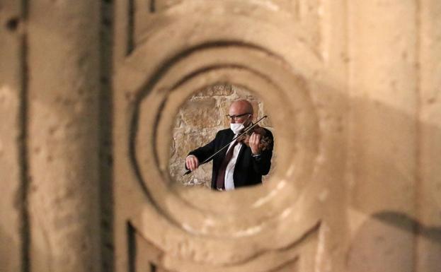 Imagen principal - Varias imágenes del concierto inaugural.