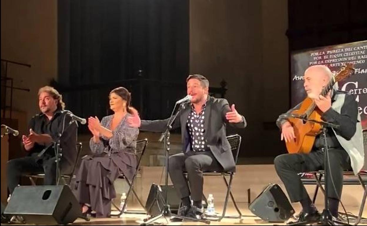 El cantaor David Palomar actuó en el auditorio del Hospital de Santiago