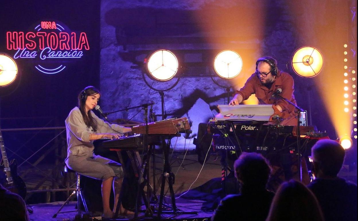 Zahara cambia canciones por historias