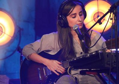 Imagen secundaria 1 - Charlas con Carmen Linares y Paco Tito junto a un momento del concierto.