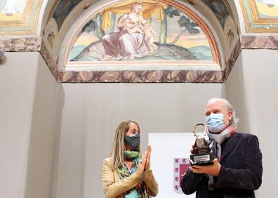 Imagen secundaria 1 - Lluís Homar con el premio y durante la función.