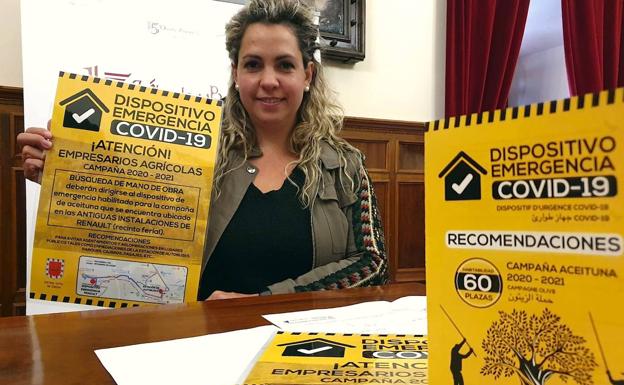 Natalia Pérez con el material informativo editado.