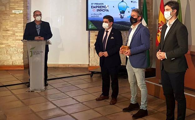 Melchor Tito recogiendo el premio para 'La casa del alfarero'.