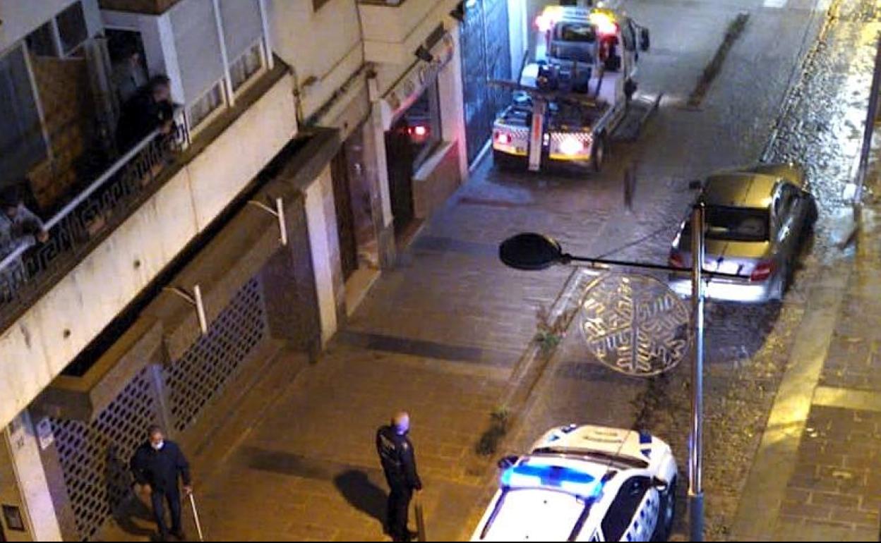 Detenido un menor por conducir sin carné y colisionar contra una farola