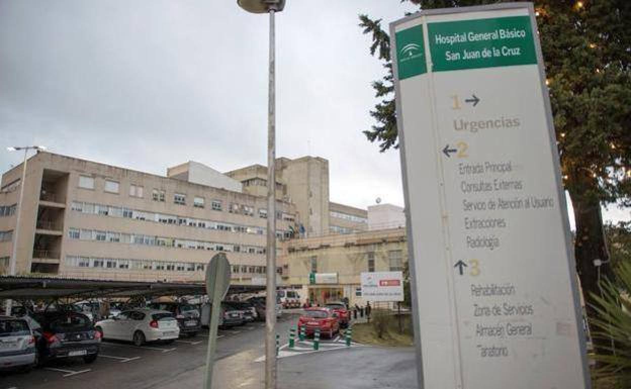 Evacuado un hombre al hospital tras el incendio de una casa en Úbeda