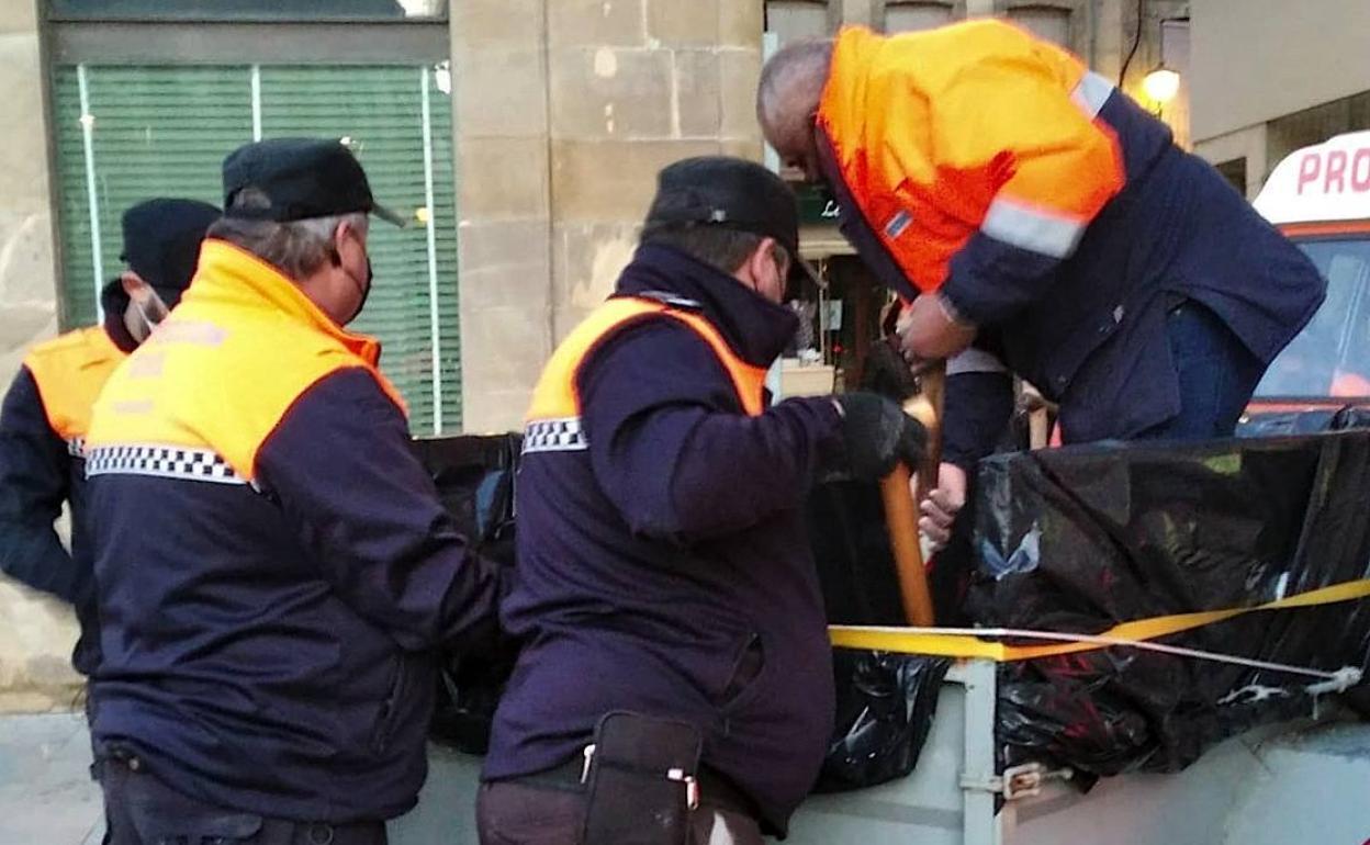 Esparcen sal en distintos puntos para prevenir las placas de hielo