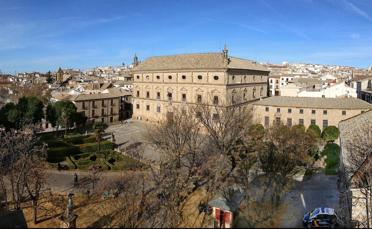Vista del Ayuntamiento desde el palacio cuya compra figura en el presupuesto.