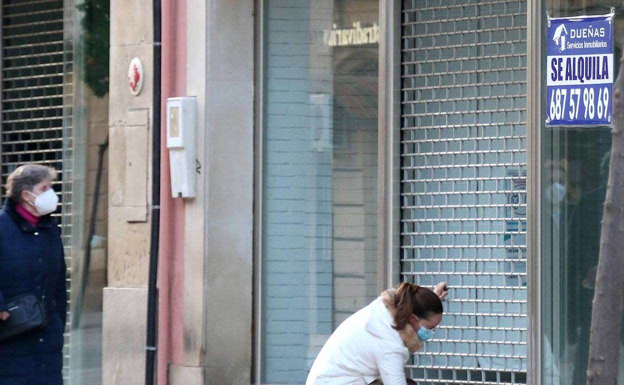 Cierre de un local en alquiler en la principal calle comercial de Úbeda.