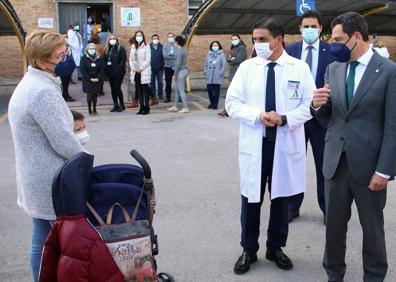 Imagen secundaria 1 - Expectación desde las ventanas, Moreno saludando a una ciudadana y el consejero junto a la alcaldesa.