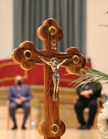 Imagen secundaria 2 - El autor junto a su obra, el pianista Cristóbal López Gándara y un momento del acto.