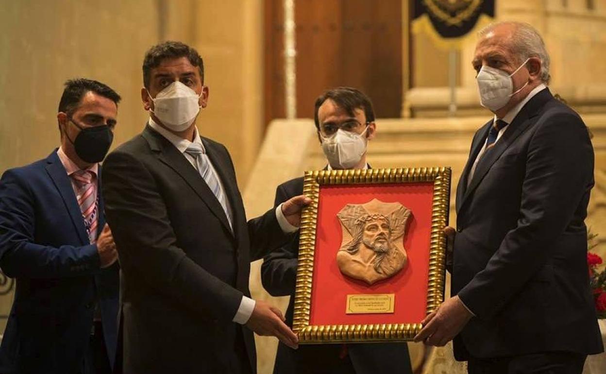 La Caída reconoció con su premio anual a los sanitarios