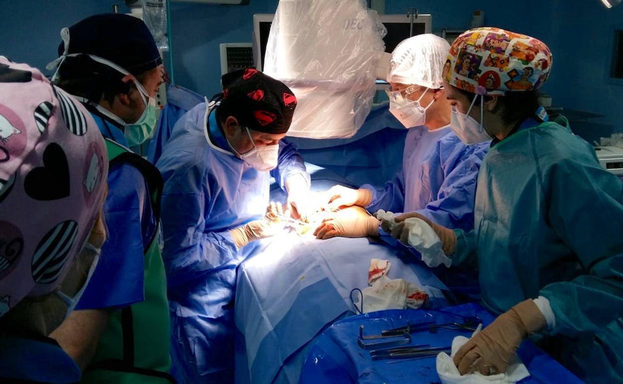 El hospital de Úbeda implanta dispositivos para el dolor crónico de espalda