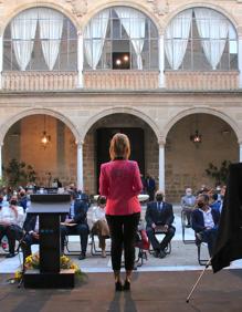 Imagen secundaria 2 - Miembros de Amigos de la Música, un asistente consultando el programa y un momento del acto.