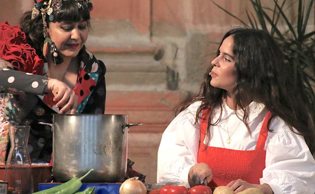 Maui y Ángeles Toledano en plena faena.