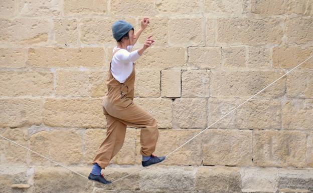 Imagen principal - Espectáculos 'Ni pies de cabeza' y 'Sin ojana'.