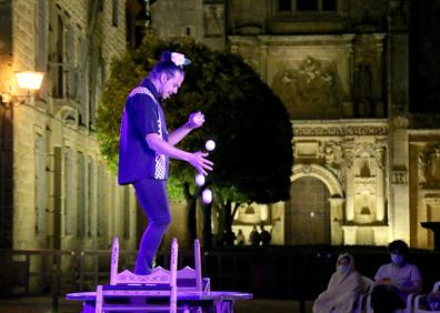 Imagen secundaria 1 - Espectáculos 'Ni pies de cabeza' y 'Sin ojana'.