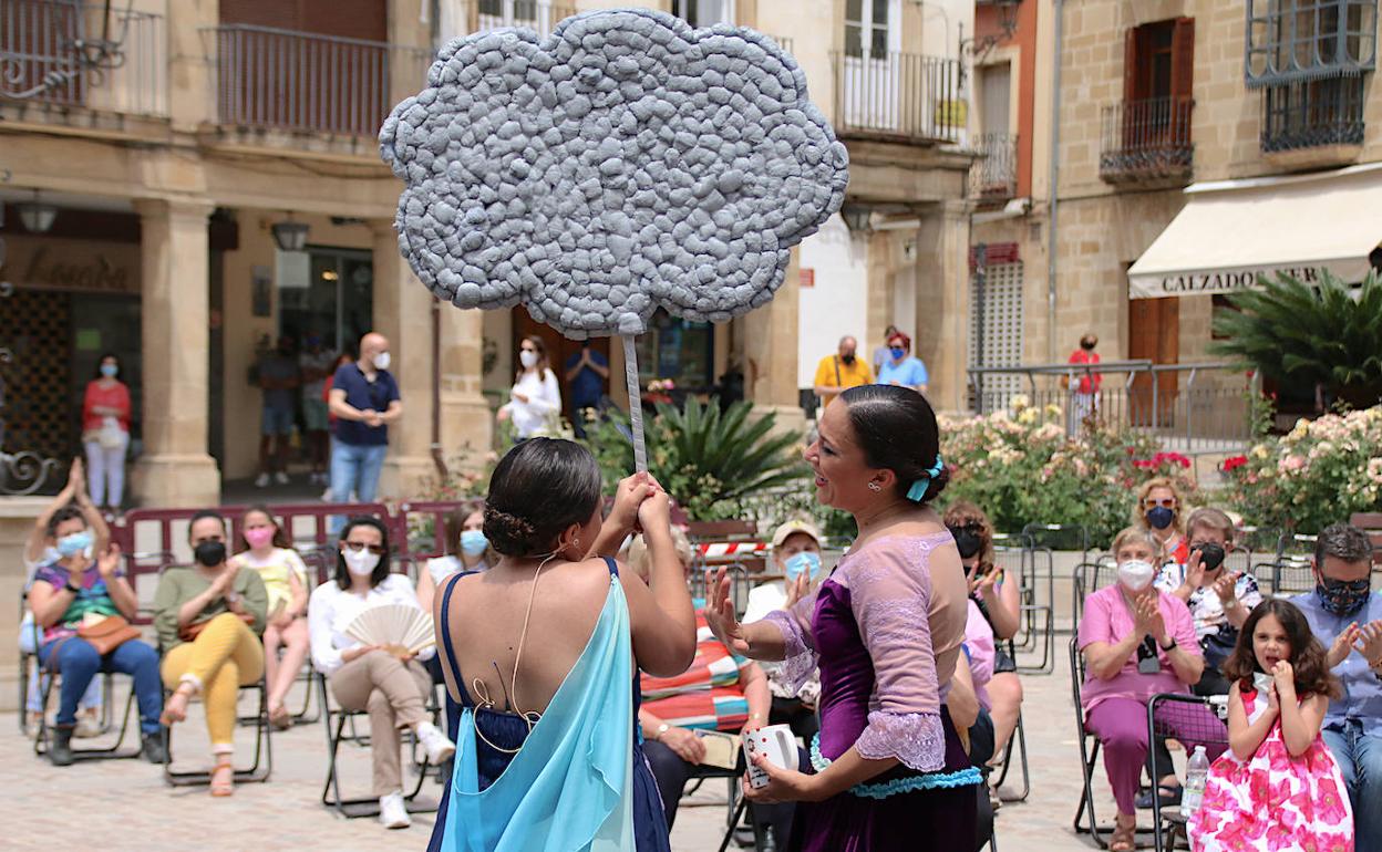 Espectáculo de la compañía Chamarcas en la plaza de Andalucía.