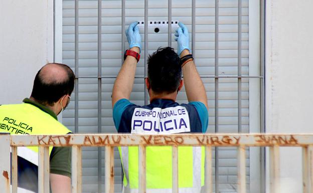 Una de las ventanas presentaba agujeros de bala.