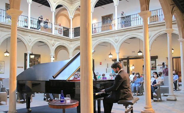 Roberto Iliev en el patio del Parador.