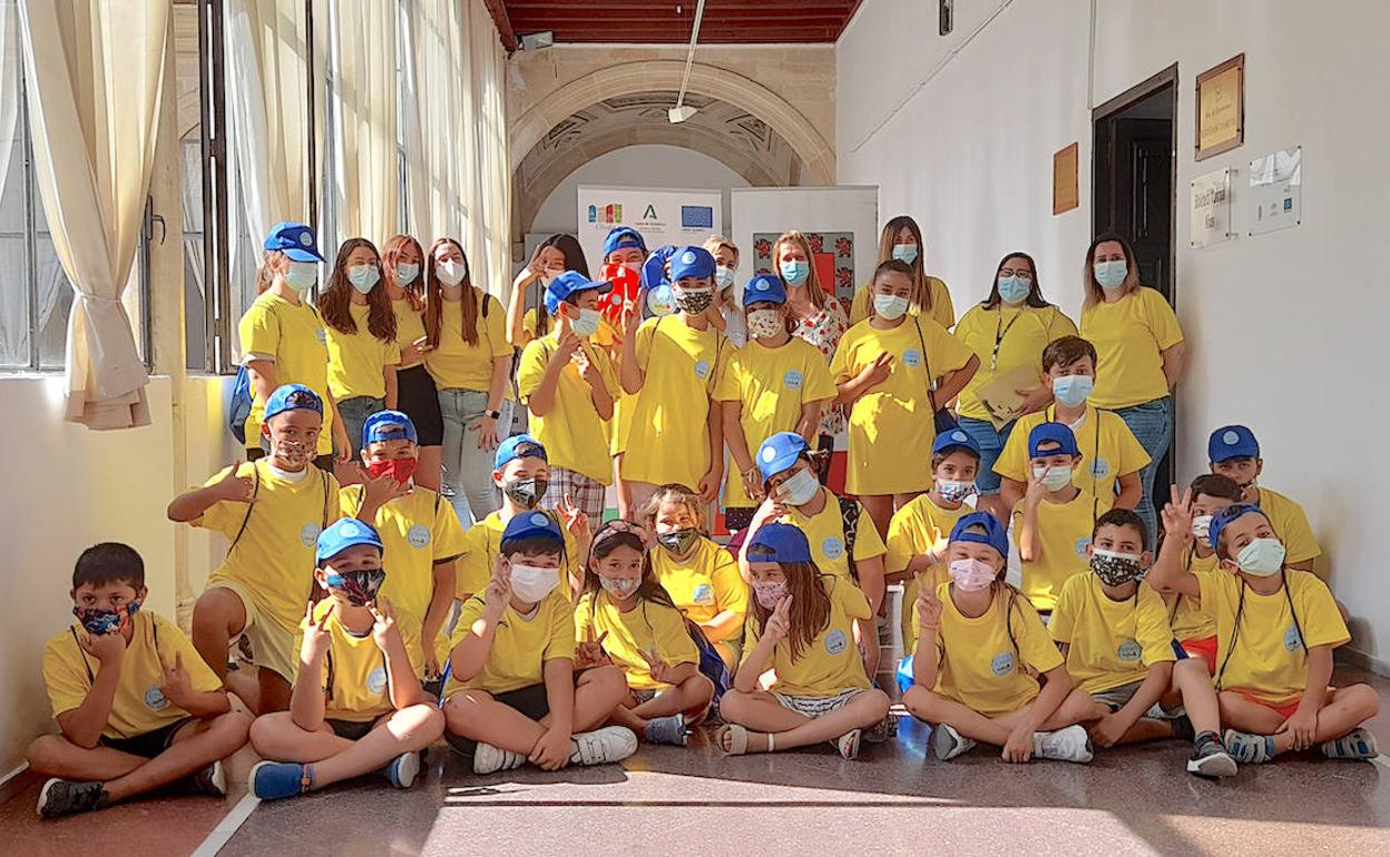 Los participantes tras la visita a la biblioteca.