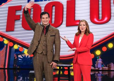 Imagen secundaria 1 - El ubetense en plena actuación en el concurso (1), en Las Vegas junto a la actrizAlyson Hannigan (2) y en la portada de la revista Vanish (3).