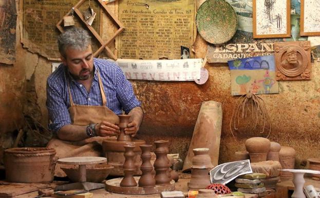 Imagen principal - Melchor Tito en el torno, detalle de la etiqueta preparadas y vista del museo.