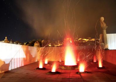 Imagen secundaria 1 - Paco Tito dibujando la cruz al horno, momento álgido de la cochura y visita de otros artesanos.