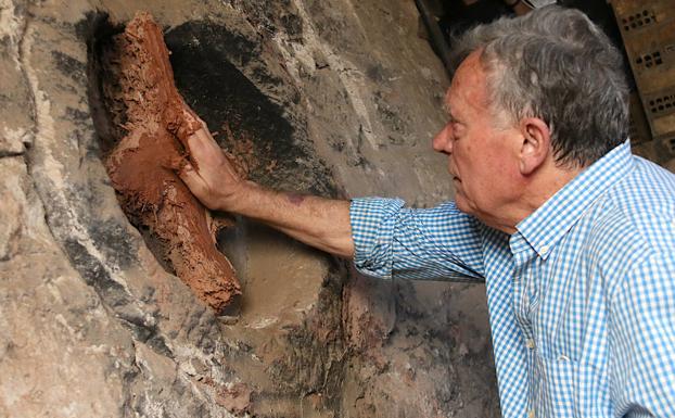 Imagen principal - Paco Tito dibujando la cruz al horno, momento álgido de la cochura y visita de otros artesanos.