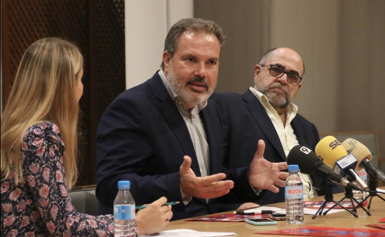 Elena Rodríguez, Esteban Ocaña y Antonio Fuentes en la presentación.