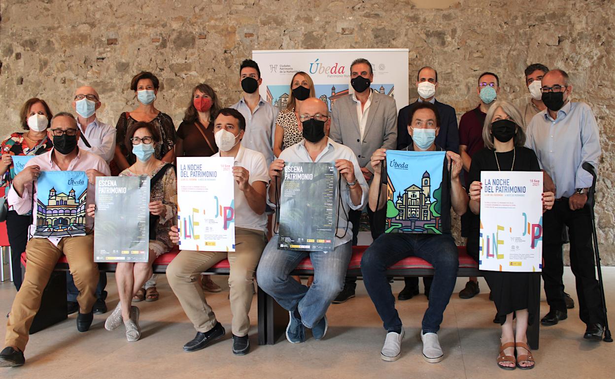 Algunos de los organizadores, participantes y voluntarios de la 'Noche del Patrimonio'.