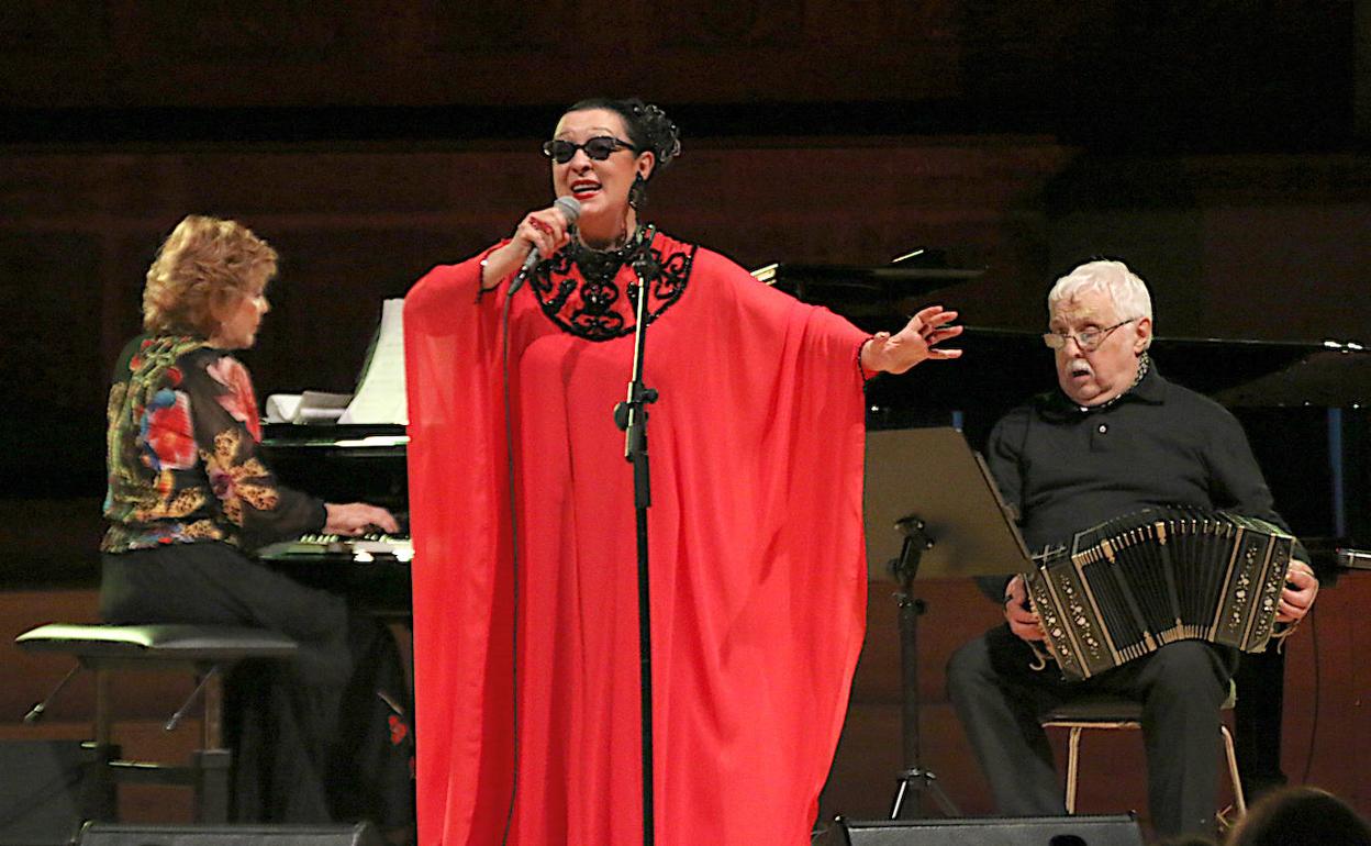 Martirio entre la pianista Polly Ferman y el bandoneonista Daniel Binelli.