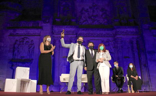 Imagen principal - Premio para el Festival de Música Antigua, intervención de Francisco Reyes y actuación de Ana Corbel.