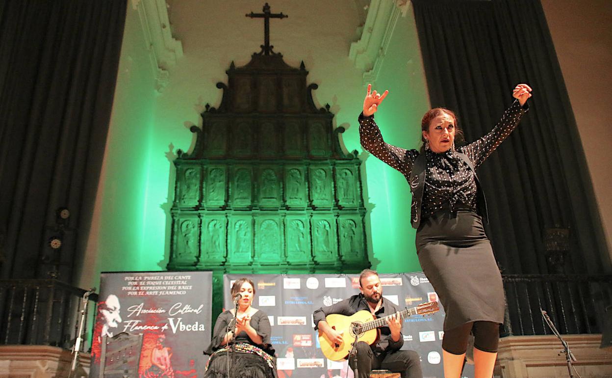 Amparo Navarro al baile.