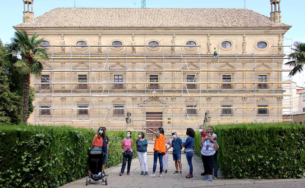 Turistas en la plaza Vázquez de Molina de Úbeda.