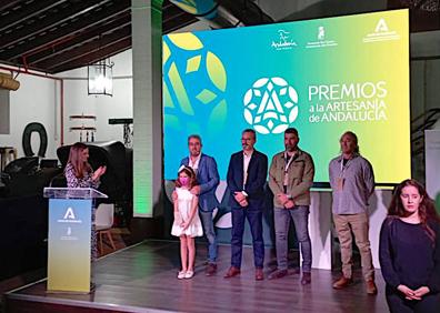 Imagen secundaria 1 - Representación ubetense, entrega del premio a Melchor Tito y exposición con una pieza del alfarero.