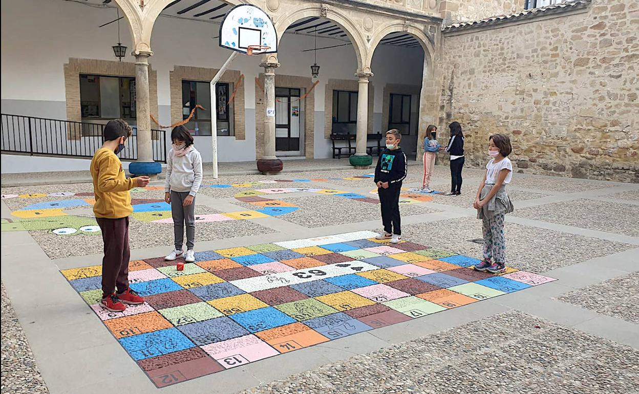 Alumnos jugando en uno de los patios.