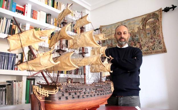 Imagen principal - Vicente Ruiz en su despacho, firmando ejemplares de su libro y galleta marinera con sopa de tropezones.