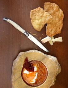 Imagen secundaria 2 - Vicente Ruiz en su despacho, firmando ejemplares de su libro y galleta marinera con sopa de tropezones.