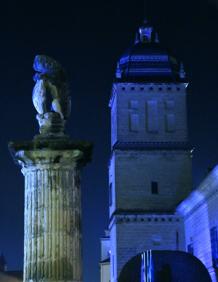 Imagen secundaria 2 - Pleno infantil, jornada sobre la ley de protección y el Hospital de Santiago iluminado en azul.