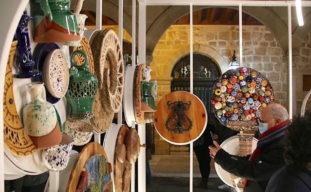 Obra que conmemora el aniversario de la Asociación de Artesanos.